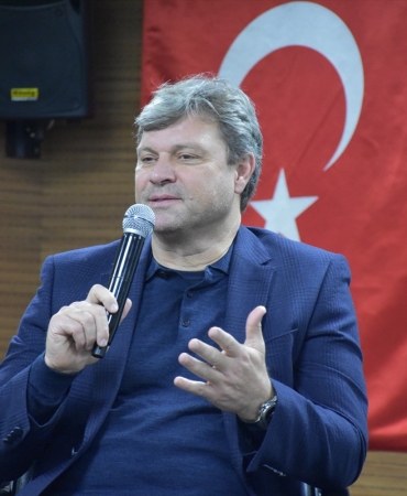 Ertuğrul Sağlam Gümüşhane'de spor lisesi öğrencilerine eğitimin önemini anlattı
