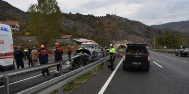 Gümüşhane Mescitli'de otomobil bariyere çarptı, 1 kişi öldü, 4 kişi yaralandı
