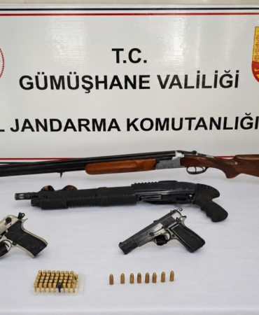 Gümüşhane Şiran'da jandarma operasyonunda silah ve kaçak alkol ele geçirildi