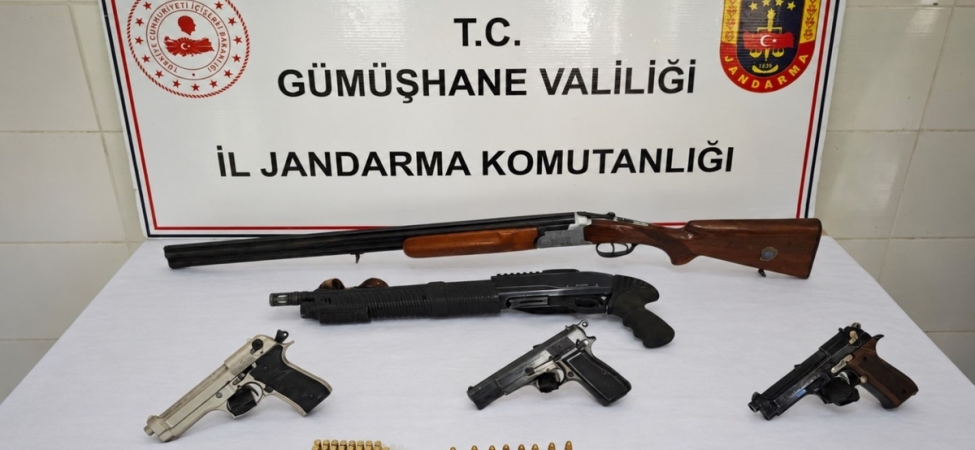 Gümüşhane Şiran'da jandarma operasyonunda silah ve kaçak alkol ele geçirildi
