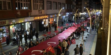 Gümüşhane'de Cumhuriyet kortejinde 103 metrelik Türk bayrağı açıldı