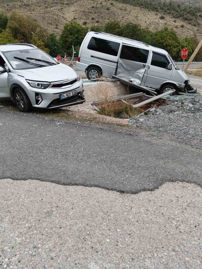 Gümüşhane'de Kale Köyü mevkiinde minibüsle otomobil çarpıştı, 4 kişi yaralandı