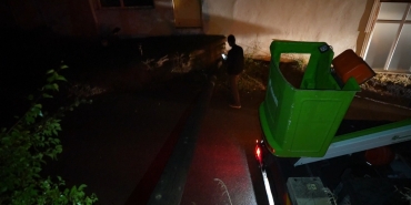 Gümüşhane'de aynı elektrik direği 80 yaşındaki kadının bahçesine ikinci kez devrildi