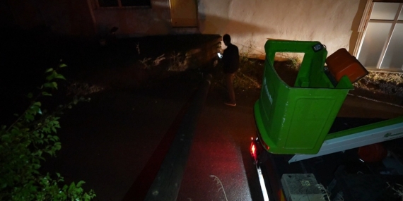 Gümüşhane'de aynı elektrik direği 80 yaşındaki kadının bahçesine ikinci kez devrildi