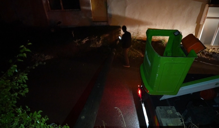 Gümüşhane'de aynı elektrik direği 80 yaşındaki kadının bahçesine ikinci kez devrildi