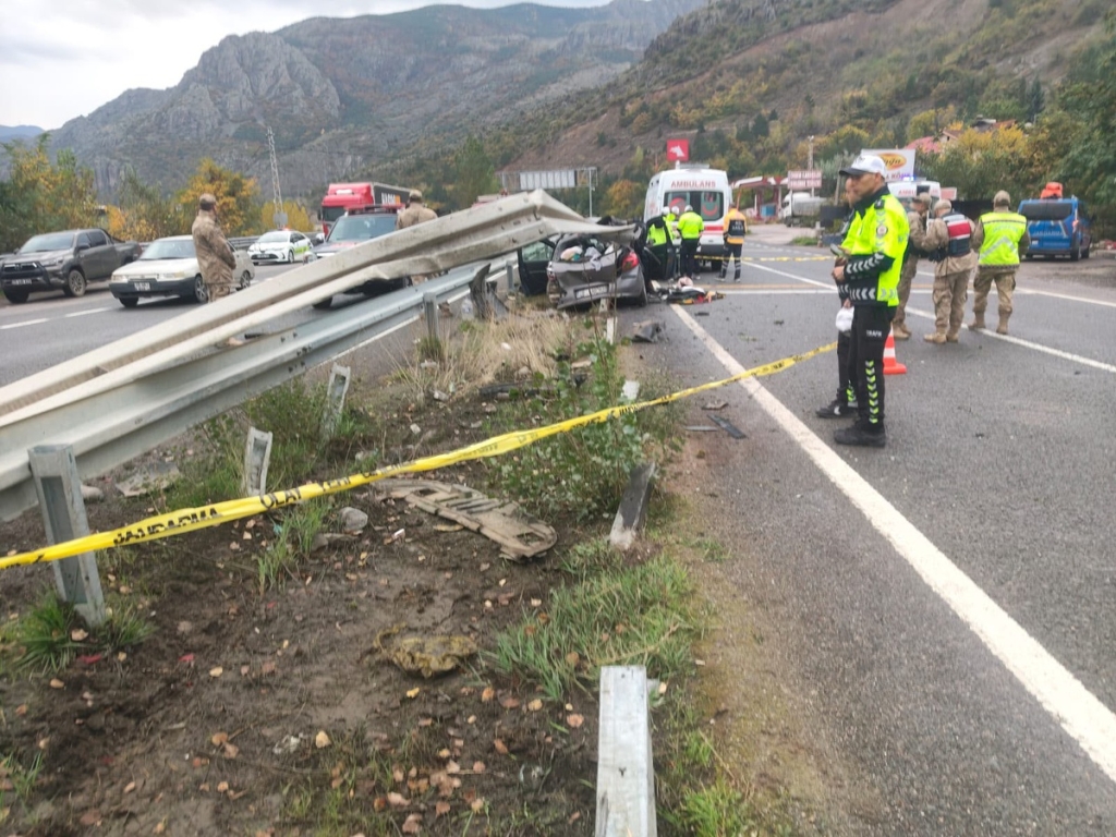 Gümüşhane'de bariyere çarpan otomobilde Gündoğdu Bodur öldü, 1'i çocuk 4 kişi yaralandı