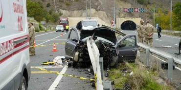 Gümüşhane'de bariyere saplanan otomobilde 1 kişi öldü, 1'i ağır 4 kişi yaralandı