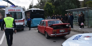 Gümüşhane'de otomobil duraktaki belediye otobüsüne çarptı, 2 kişi yaralandı