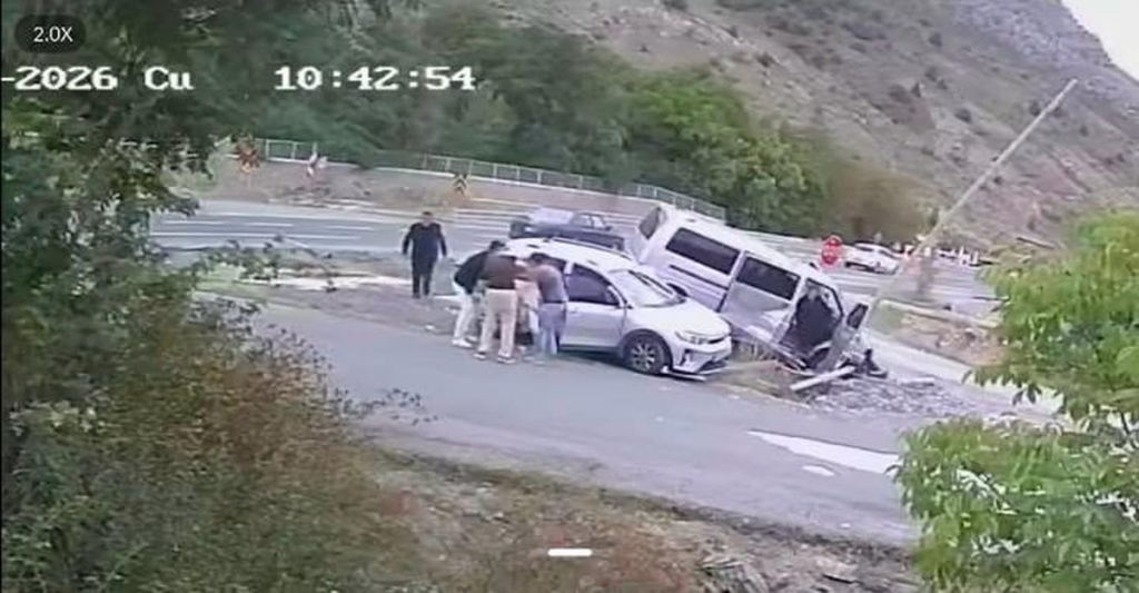 Gümüşhane'de otomobil ile minibüs çarpıştı, 4 kişi yaralandı, kadın son anda kurtuldu