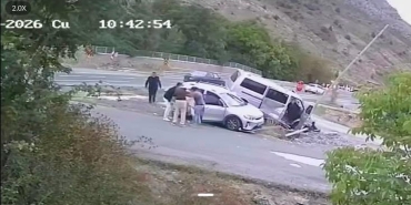 Gümüşhane'de otomobil ile minibüs çarpıştı, 4 kişi yaralandı, kadın son anda kurtuldu