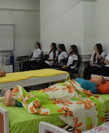 Gümüşhane'deki sağlık lisesi 260 öğrenciyi uygulamalı eğitimle mesleğe hazırlıyor