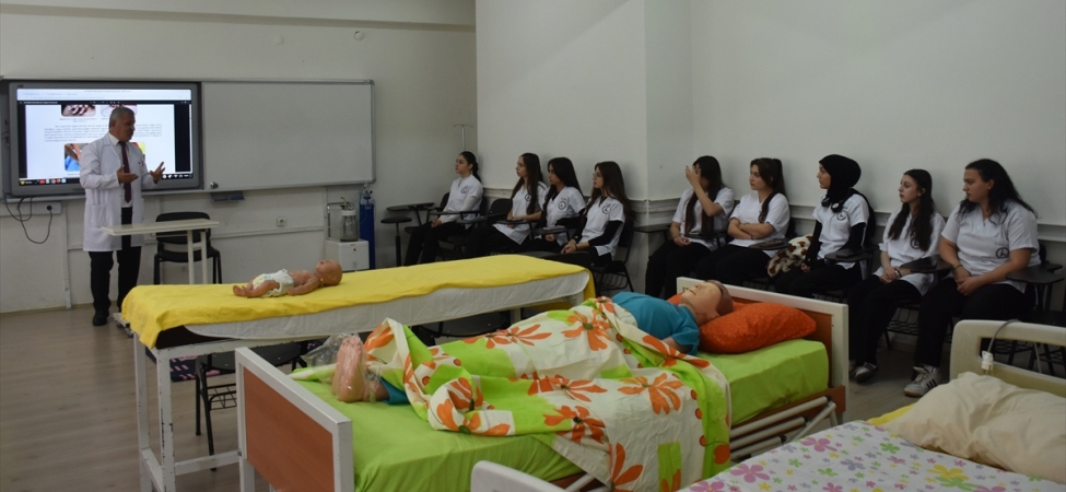 Gümüşhane'deki sağlık lisesi 260 öğrenciyi uygulamalı eğitimle mesleğe hazırlıyor