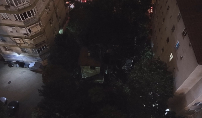 Kadıköy'de 3 katlı ahşap köşkteki yangın itfaiye ekiplerince söndürüldü